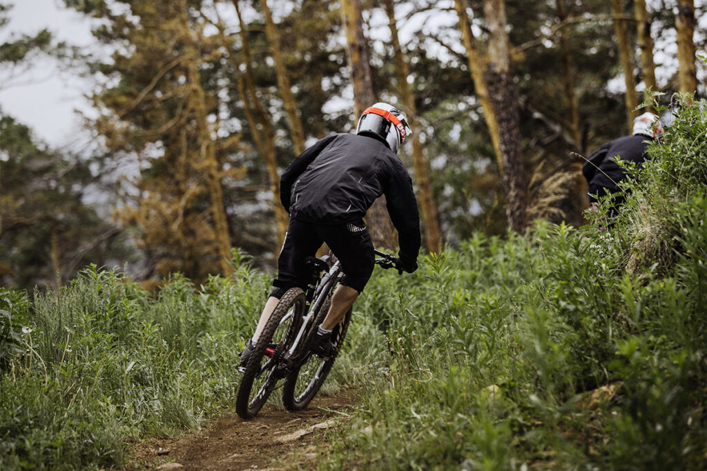 Personne à VTT à La Bresse, ville où se situe les gîtes de Moyenmont, disponible à la location pour vos vacances dans les Vosges.